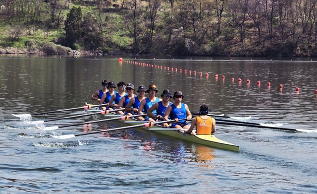 용인시청 조정팀이 13일 충주 탄금호 조정경기장에서 열린 ‘제15회 충주탄금호배 전국조정대회’ 에이트에서 경기에 임하고 있다. 용인시청 조정팀 제공