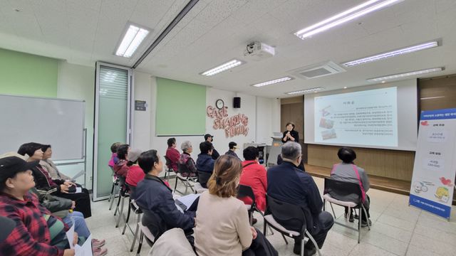시흥시장곡종합사회복지관은 지난 13일 복지관 1층 세미나실에서 복지관 이용자와 지역주민 20여명을 대상으로 ‘2026년 이용자 인권교육 인공지능(AI) 시대, 나의 권리 지키는 법’을 실시했다. 시흥시 제공