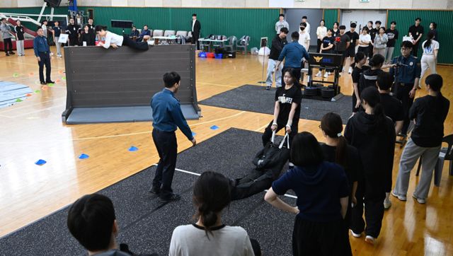13일 인천 삼산체육관에서 2026년 경찰공무원 신규 채용 체력시험을 앞둔 응시생들이 올해 새로 도입한 순환식 체력검사 체험하고 있다. 새로 도입된 순환식 체력검사는 범인 추격·체포 등 실제 경찰 직무 수행 능력을 평가하기 위해 4.2㎏ 조끼를 착용하고 장애물코스 달리기, 장대 허들 넘기, 당기기·밀기, 구조하기, 방아쇠 당기기 등 5개 종목을 정해진 코스에 따라 연속 수행하는 방식이다. 4분40초 이내에 통과해야 합격할 수 있다.조병석기자