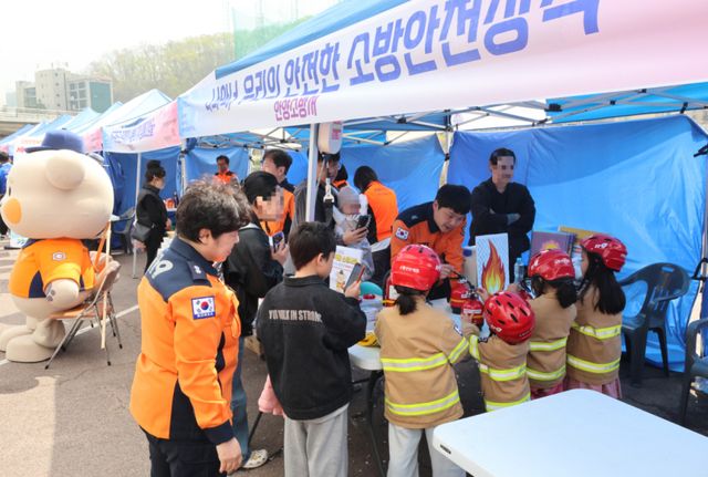 안양소방서가 11일부터 12일까지 ‘2026 안양충훈벚꽃축제’가 열린 만안구 충훈2교 하부 일대에서 시민 참여형 ‘119안전체험마당’을 운영했다. 안양소방서 제공