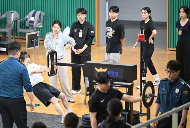 13일 인천 삼산체육관에서 2026년 경찰공무원 신규 채용 체력시험을 앞둔 응시생들이 올해 새로 도입한 순환식 체력검사 체험하고 있다. 새로 도입된 순환식 체력검사는 범인 추격·체포 등 실제 경찰 직무 수행 능력을 평가하기 위해 4.2㎏ 조끼를 착용하고 장애물코스 달리기, 장대 허들 넘기, 당기기·밀기, 구조하기, 방아쇠 당기기 등 5개 종목을 정해진 코스에 따라 연속 수행하는 방식이다. 4분40초 이내에 통과해야 합격할 수 있다.조병석기자