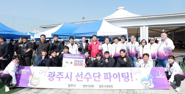 방세환 광주시장을 비롯한 광주시 체육회 관계자들이 ‘제72회 경기도체육대회 2026 광주’에 출전하는 선수들을 환영하는 현수막을 펼쳐 들고 화이팅을 외치고 있다. 광주시 제공