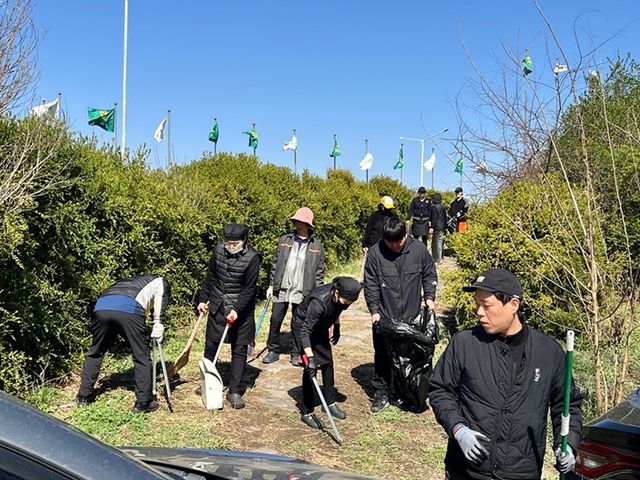 5-1. “봄 손님 맞는다”… 파주시, 자유로 휴게소 ‘대청소’