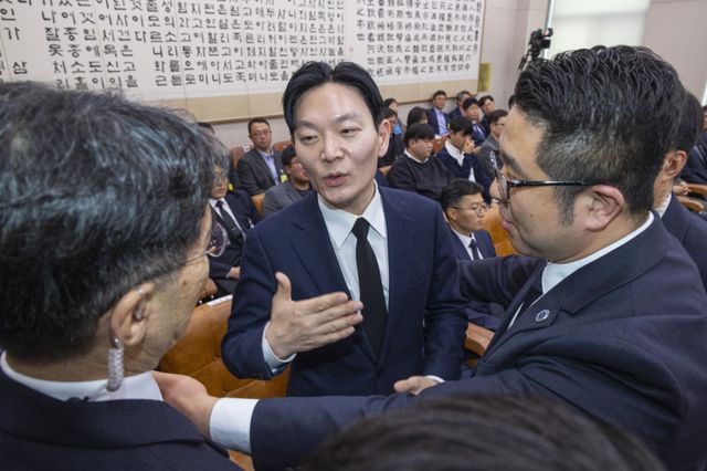 14일 국회 '윤석열 정권 정치검찰 조작 기소 의혹 사건 진상규명' 국정조사특별위원회에서 열린 쌍방울 대북 송금 사건 관련 청문회에서 이 사건을 수사했던 박상용 검사가 증인 선서를 거부한 뒤 거부의 이유를 구두로 설명할 수 있는 기회를 요구하다 서영교 위원장의 명령으로 경위의 안내를 받아 퇴장하고 있다. 연합뉴스
