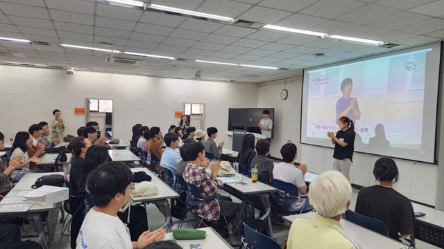 수원지역 노인과 대학생들이 수원시노인정신건강복지센터가 운영하는 마음맺음 프로그램에 참여하고 있다. 수원시 제공