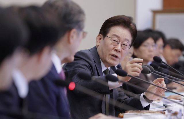 이재명 대통령이 14일 청와대에서 국무회의 겸 비상경제점검회의를 주재하고 있다. 연합뉴스