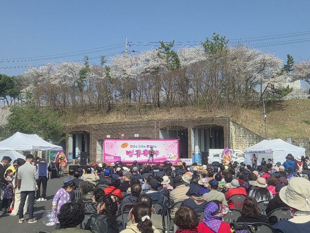연천 전곡읍이 행정복지센터 밑 공영주차장과 은대리성 일원에서 열린 ‘2026 전곡읍 한마당 벚꽃축제’를 성공적으로 마무리했다. 연천군 제공