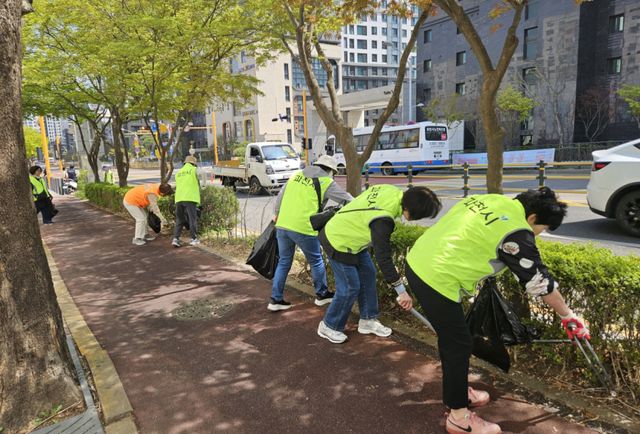 과천시 별양동 통장단의 환경정화 활동 모습. 과천시 제공