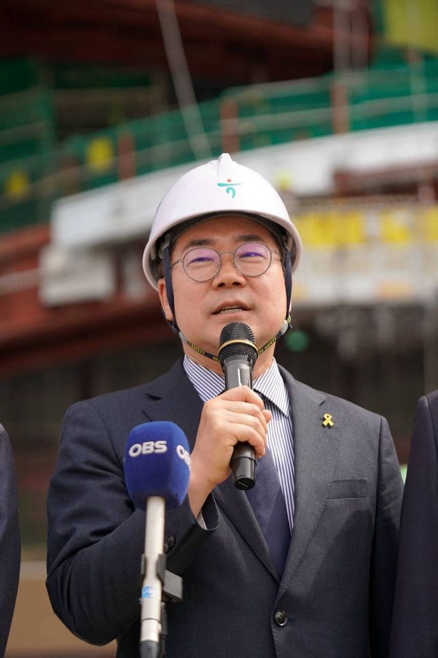 더불어민주당 박찬대 의원(연수갑)이 김교흥 의원(서구갑), 허종식 의원(동·미추홀갑)과 기자들의 질문에 답변하고 있다. 박 의원실 제공