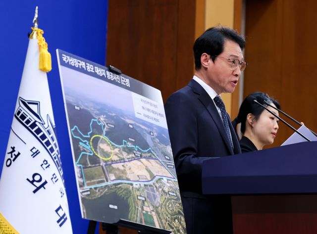 이규연 홍보소통수석이 14일 청와대 춘추관에서 세종 집무실 관련 브리핑을 하고 있다. 연합뉴스