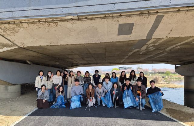 안성시 사회복지과 공무원들이 점심시간을 이용해 청렴실천을 다짐하는 환경정화 운동에 나섰다. 안성시 제공