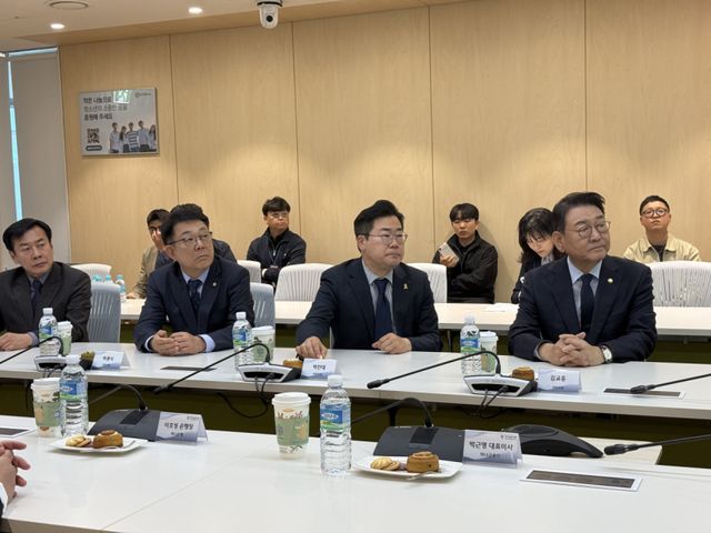 더불어민주당 박찬대 의원(연수갑)(오른쪽에서 두번째)이 김교흥 의원(서구갑), 허종식 의원(동·미추홀갑)과 하나금융그룹의 소개를 듣고 있다. 김지혜기자