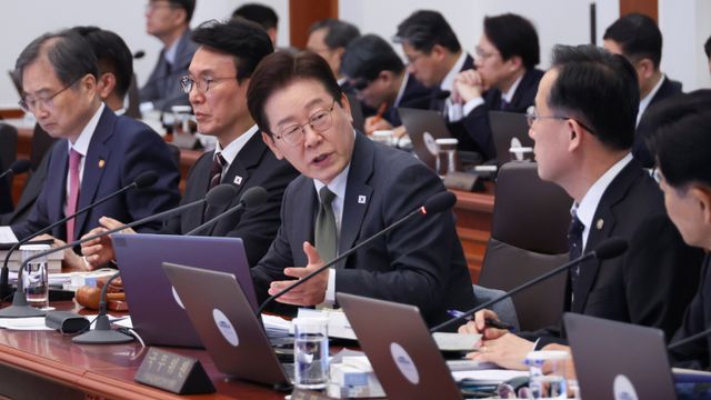 이재명 대통령이 14일 청와대에서 열린 국무회의 겸 비상경제점검회의에서 이형일 재정경제부 제1차관에게 질문하고 있다. 연합뉴스