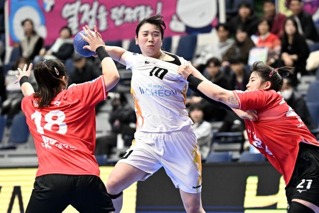 이번 시즌 광명 SK슈가글라이더즈의 선두 질주 핵심 동력으로 꼽히고 있는 강력한 수비진. 한국핸드볼연맹 제공