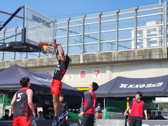 양평군은 지난 11~12일까지 양평물맑은시장 내 공영주차장에 마련된 특설코트에서 ‘NH농협은행 2026 KXO 3x3 양평 STOP’을 개최했다. 사진은 해외 선수가 덩크슛 하는 모습. 양평군 제공