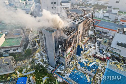 화일약품 폭발 화재 당시 소방대원들이 진화작업을 벌이고 있는 모습. 경기일보 DB