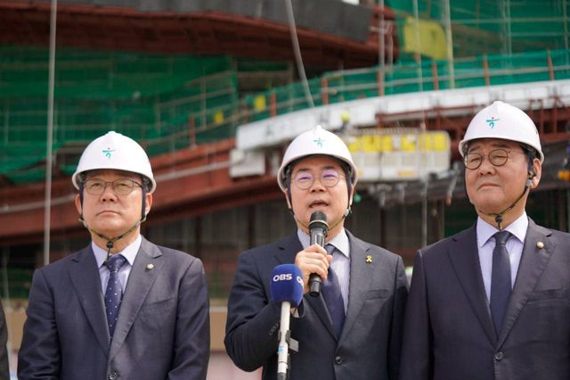 더불어민주당 박찬대 의원(연수갑)이 김교흥 의원(서구갑), 허종식 의원(동·미추홀갑)과 기자들의 질문에 답변하고 있다. 박 의원실 제공