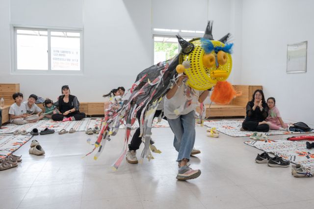 지난해 열린 예술캠프 ‘바다캠프’에서 참여자들이 프로그램을 관람하고 있다. 경기문화재단 제공