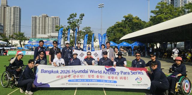 고광만 대한장애인양궁협회장이 태국 방콕에서 열린 2026 방콕 현대 월드 양궁 파라 시리즈에 참석, 참가 선수단과 기념촬영을 하고 있다. 대한장애인양궁협회 제공