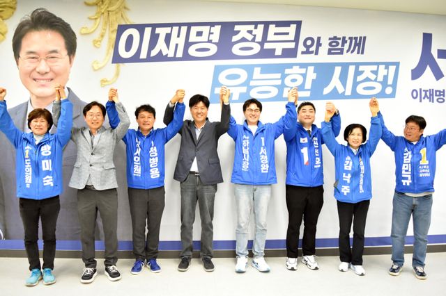 서정완 하남시장 예비후보가 주요 인사들과 함께 기념사진을 찍고 있다. 서정완 캠프 제공