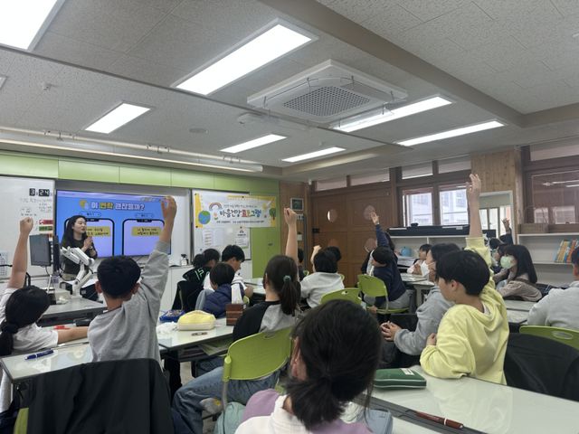 수원시아동청소년건강복지센터가 지역 내 학교를 찾아가 마음건강 프로그램을 진행하고 있다. 수원시 제공