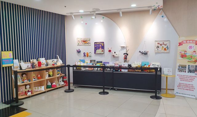 과천시정보과학도서관의 그림책 인형 전시 ‘책 속에서 뿅!’ 전시회 모습. 과천시 제공