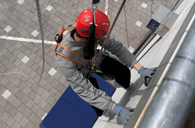 포천시 선단동 포천소방서 안전체험관에서 시민들이 화재 상황을 가정해 완강기를 이용한 대피 체험을 하고 있다. 포천소방서 제공