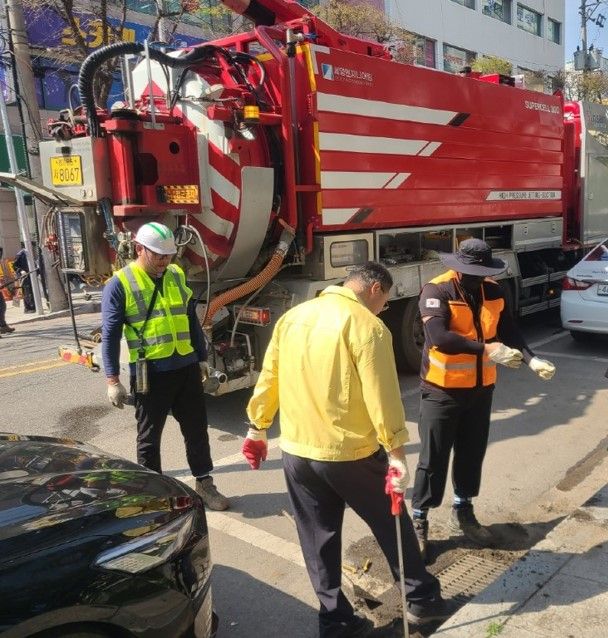 안성시 직원들이 침수 취약지역 빗물받이를 집중 점검하고 있다. 안성시 제공