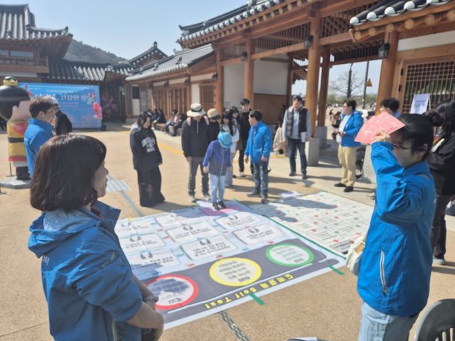 수원시중독관리통합지원센터가 정조테마공연장에서 도박 중독 예방을 위한 캠페인을 진행하고 있다. 수원시 제공