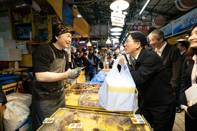 황종우 해양수산부 장관이 14일 인천 중구 인천종합어시장을 방문해 온누리상품권으로 수산물을 구매하고 있다. 해양수산부 제공