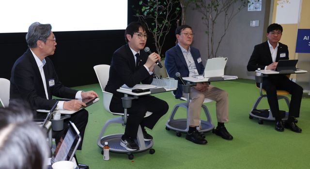 하정우 청와대 AI미래기획수석(왼쪽 두번째)이 10일 서울 강남구 역삼동 GS타워에서 열린 AI혁신위원회 3차회의에 참석해 발언하고 있다. 연합뉴스