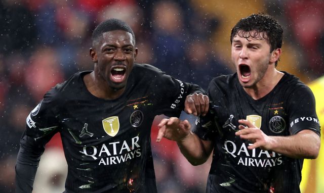 뎀벨레(왼쪽)가 2번째 골을 넣은 뒤 동료와 기뻐하고 있다. EPA=연합뉴스