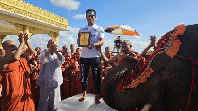 경기일보 홍보대사 조승환씨가 2025년 11월13일(현지시간) 미얀마 고마다 사원에서 '맨발로 얼음 위에 오래 서 있기' 세계 신기록을 달성한 후 기념 사진을 찍고 있다. 본인 제공