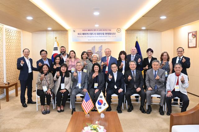 미국 베이커스필드 대표단 접견 행사 단체 기념사진. 부천시 제공