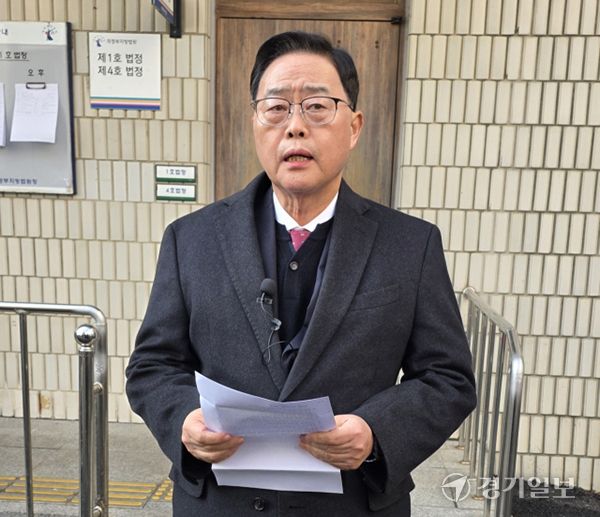 강수현 양주시장이 지난 1월14일 공직선거법 위반사건 선고를 받고 법정을 나선 뒤 재판에 대한 소회를 밝히고 있다. 이종현기자