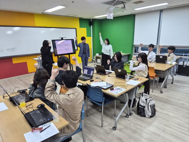 인공지능 체인지 메이커 교육 프로그램에 참여한 청소년들 모습. 과천시 제공