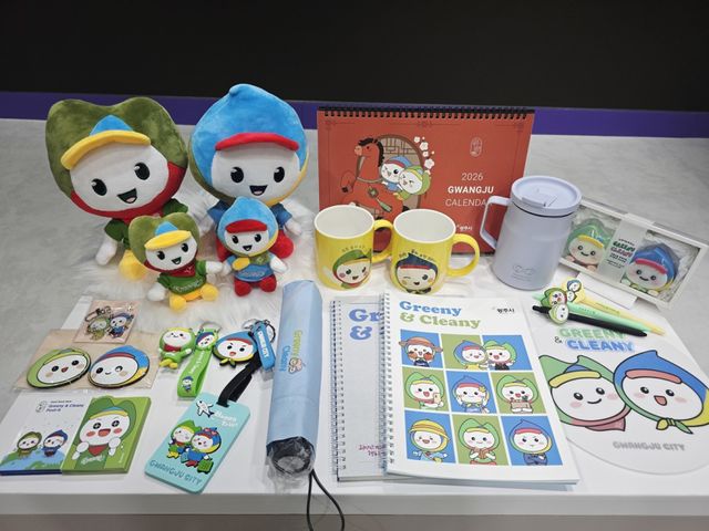 광주시는 시 공식 캐릭터인 ‘그리니와 크리니’에 대한 특허청 상표 등록을 완료했다. 이번에 등록된 상표는 특허청 상품 분류 기준 총 6종으로 ▲제9류(전자기기) ▲제18류(가방·지갑) ▲제21류(주방용품) ▲제25류(의류) ▲제28류(완구·오락기구) ▲제35류(광고·기업경영) 등이 포함됐다. 광주시제공