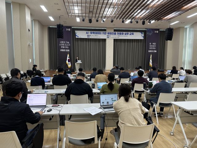 경기도 중소기업 관계자들이 15일 경기지역FTA통상진흥센터에서 개최한 AI 무역 데이터 기반 해외진출 자동화 실무교육에 참여하고 있다. 경기지역FTA센터 제공