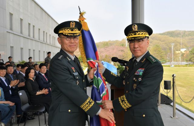 지상작전사령부에서 15일 열린 제8대 지상작전사령관 겸 연합지상군구성군사령관 취임식에서 이상렬 사령관이 김규하 육군참모총장으로부터 부대기를 받고 있다. 지상작전사령부 제공