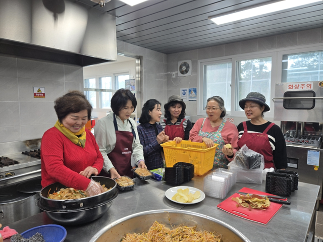 양평군 옥천면 지역사회보장협의체 위원들이 지난 14일 직접 반찬을 만들고 있다. 양평군 제공