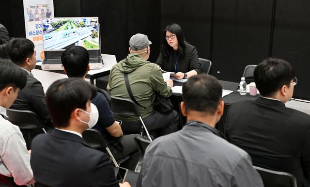 15일 오후 수원메쎄에서 열린 ‘경기도 버스운수종사자 채용박람회’에서 취업희망자들이 일자리를 찾고 있다. 이날 행사에는 도내 시내버스 및 마을버스 운송업체 43개사가 참여해 구인 활동을 벌였다. 김시범기자