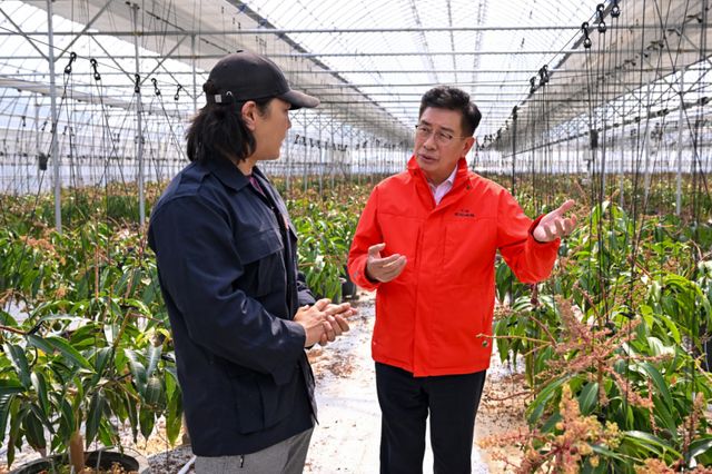 전진선 양평군수(오른쪽)가 청년 귀농인 김병연씨를 만나 대화를 하고 있다. 양평군 제공