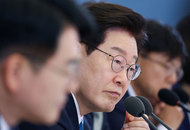 이재명 대통령이 15일 청와대에서 열린 규제합리화위원회 제1차 전체회의에서 참석자 발언을 듣고 있다. 연합뉴스