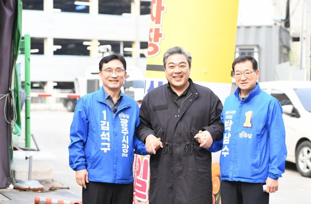 더불어민주당 경기 광주시장 경선에 참여한 김석구·박남수 예비후보가 지난 3월 경안시장에서 이원종 배우와 함께 기념촬영을 하고 있다. 김석구 광주시장 예비후보 선거 캠프 제공