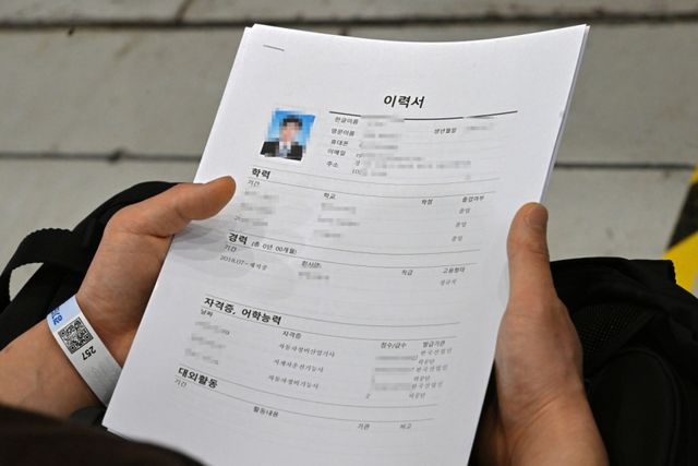 15일 오후 수원메쎄에서 열린 ‘경기도 버스운수종사자 채용박람회’에서 취업희망자들이 일자리를 찾고 있다. 이날 행사에는 도내 시내버스 및 마을버스 운송업체 43개사가 참여해 구인 활동을 벌였다. 김시범기자