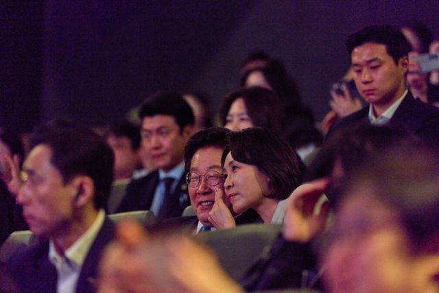 이재명 대통령과 김혜경 여사가 15일 서울 용산 CGV를 찾아 제주 4·3 사건을 다룬 영화 '내 이름은'을 관람하고 있다.이 대통령 부부는 매주 수요일 ‘문화의 날’을 맞아 SNS 추첨을 통해 선정된 시민 165명과 함께 영화를 관람했다. 연합뉴스