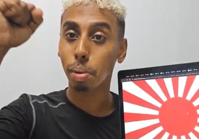 욱일기를 들고 있는 조니 소말리 모습. 서경덕 교수 페이스북 갈무리