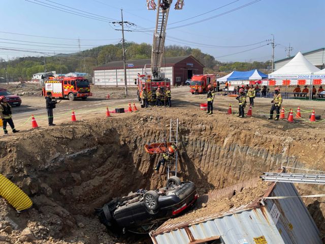 하남소방서 구조대원들이 교산지구 재건축 예정지에서 붕괴사고(싱크홀) 대응을 위한 합동 훈련을 하고 있다. 하남소방서 제공