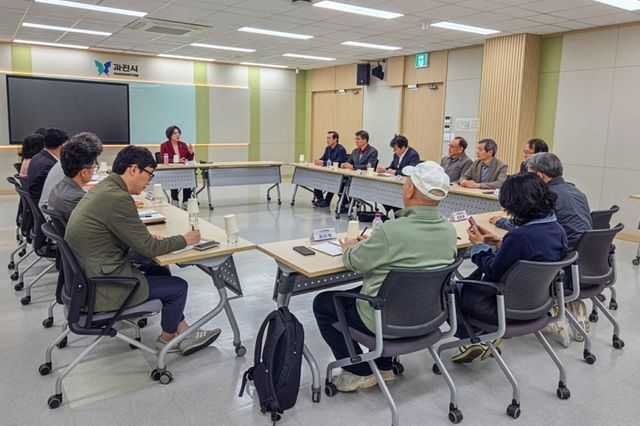 과천시가 14일 시청 제2회의실에서 중앙동, 별양동, 부림동, 문원동 등 정비예정구역을 대표하는 주민들로 구성된 민관협의체와 간담회를 열고, 그동안의 추진 과정과 향후 절차를 상세히 공유했다. 과천시 제공