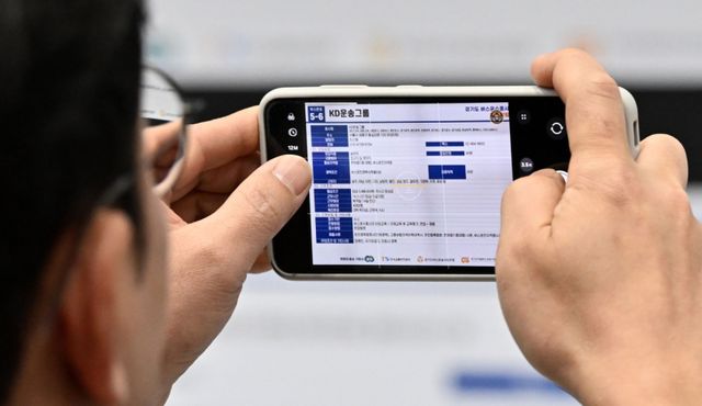 15일 오후 수원메쎄에서 열린 ‘경기도 버스운수종사자 채용박람회’에서 취업희망자들이 일자리를 찾고 있다. 이날 행사에는 도내 시내버스 및 마을버스 운송업체 43개사가 참여해 구인 활동을 벌였다. 김시범기자